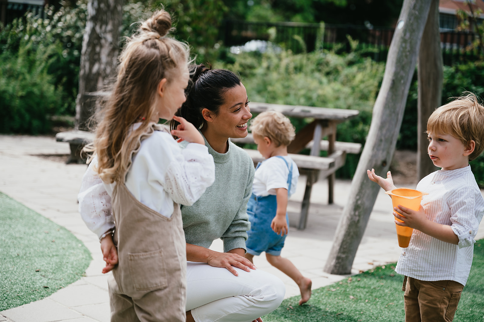Werken Bij Compananny Kinderopvang Kinderen Spelen Buiten Met Nanny