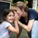 Pedagogisch Medewerker en kind spelen samen buiten CompaNanny