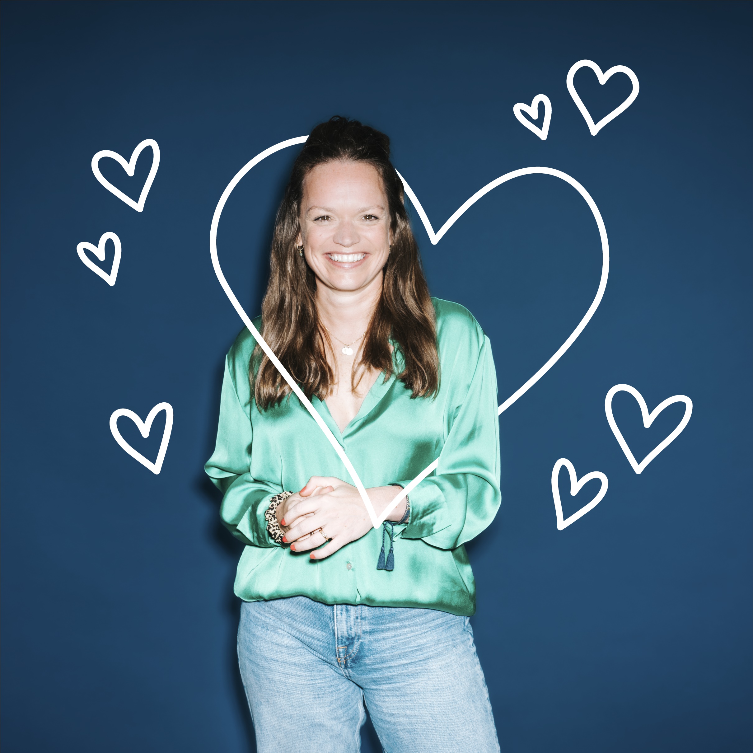 Vrouw staat met handen in elkaar gevouwen en lacht