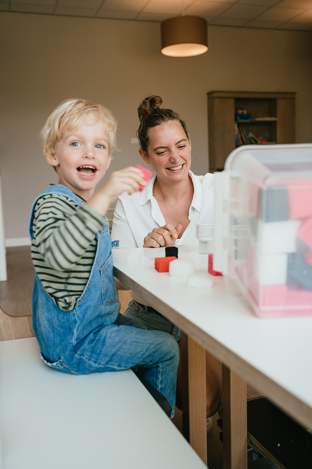 Werken Bij Compananny Kinderopvang Nanny Kind Spelen Aan Tafel