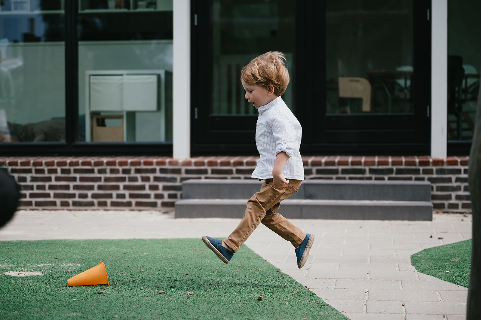 Werken Bij Compananny Kinderdagopvang Jongetje Springt In Lucht