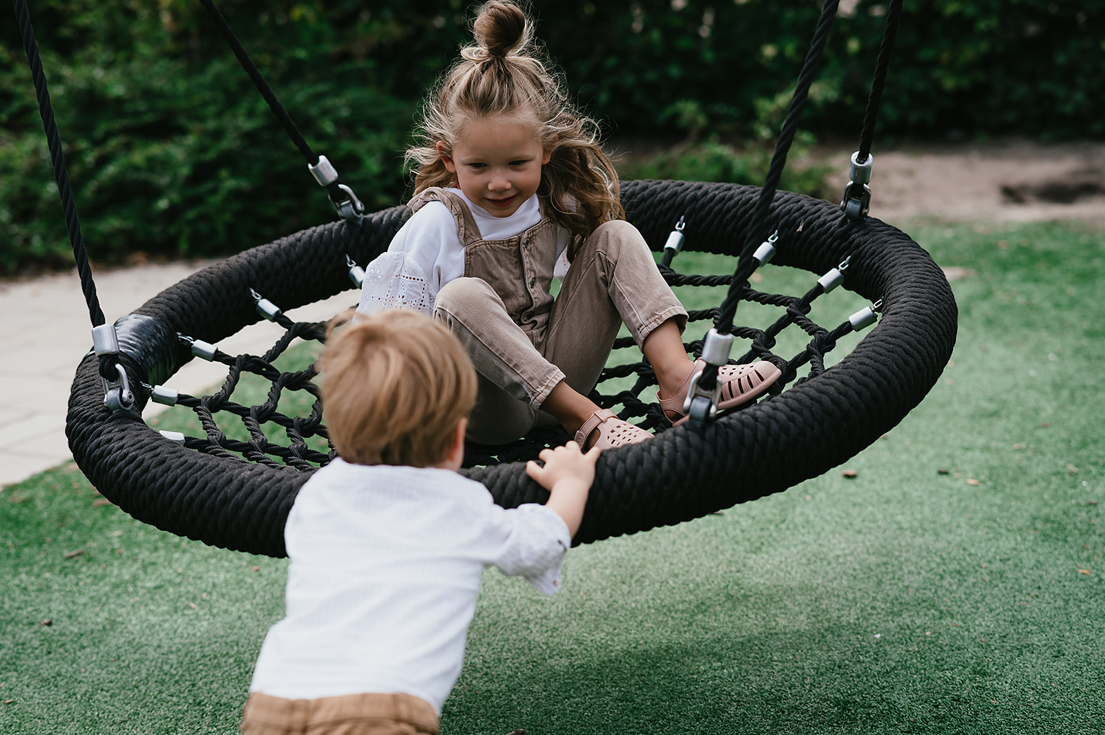Werken Bij Compananny Kinderopvang Jongen Meisje Spelen Schommel Locaties