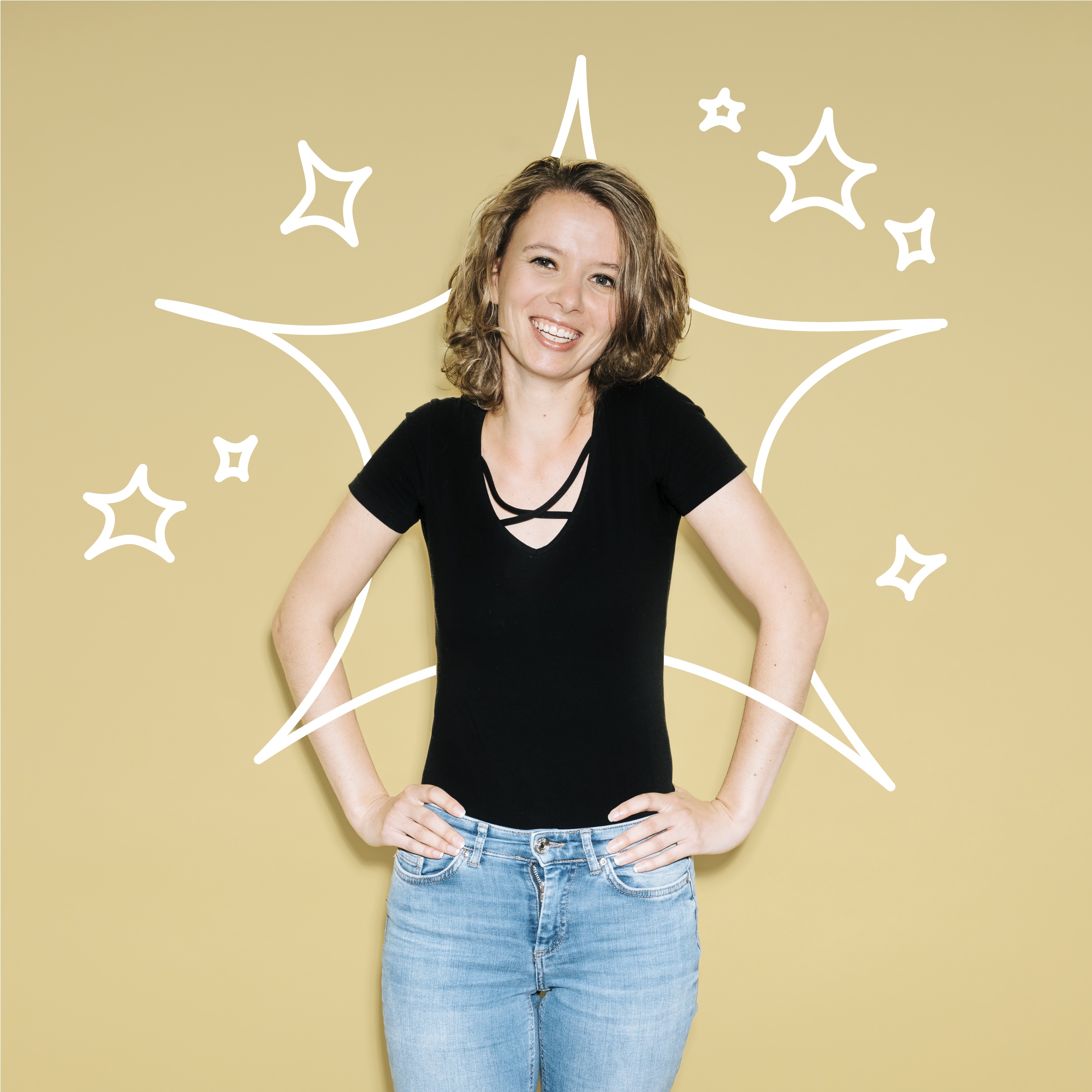 Pedagoog staat met handen in haar zij en lacht