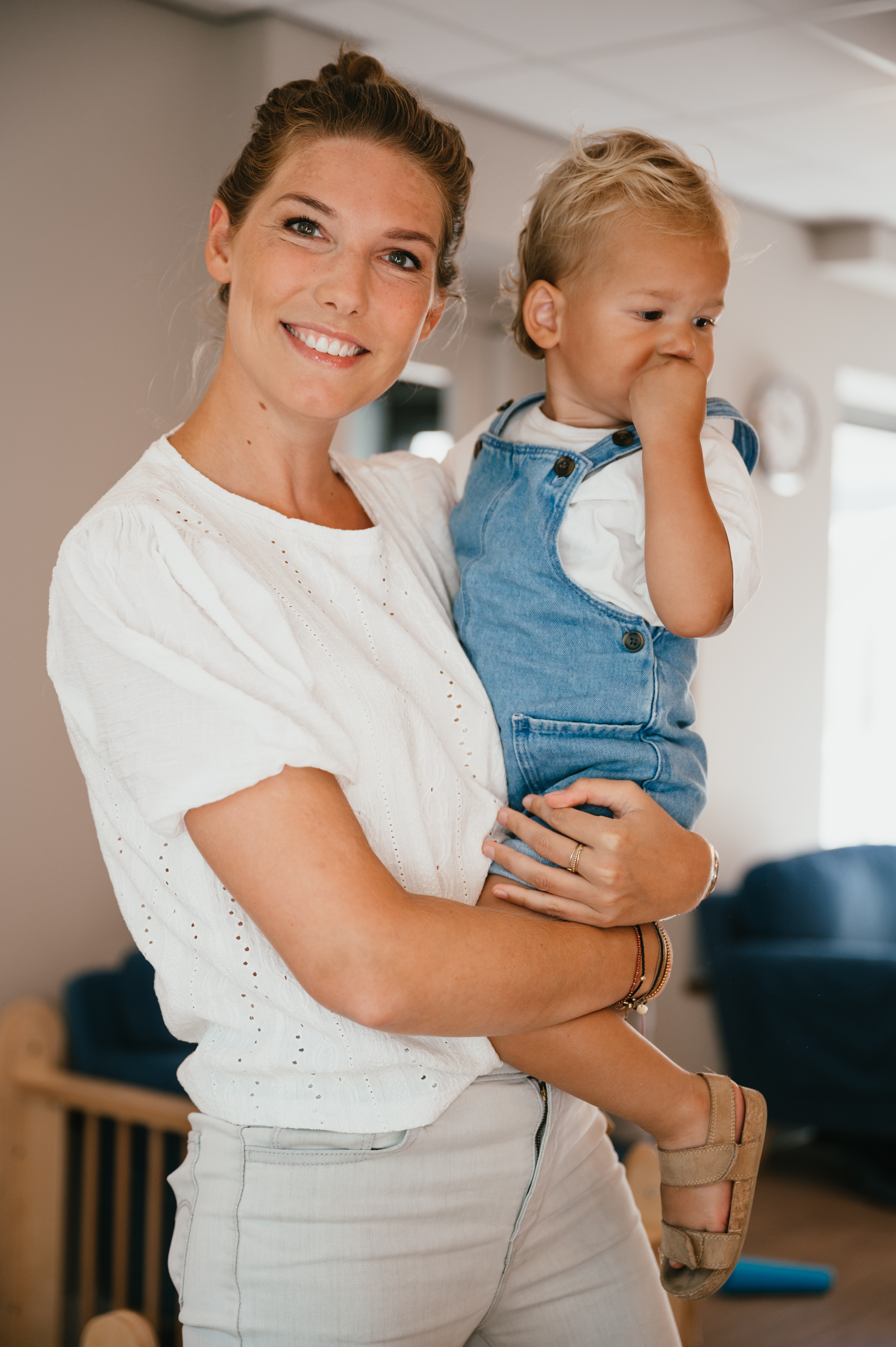 Pedagogisch Medewerker met kind op kinderopvang tijden BBL-opleiding