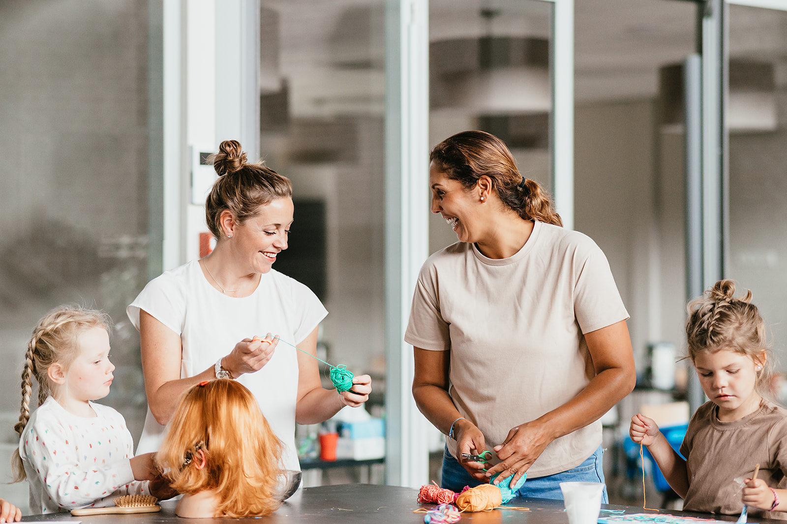 Werken Bij Compananny Kinderdagopvang Nannies Knutselen Met Meisjes