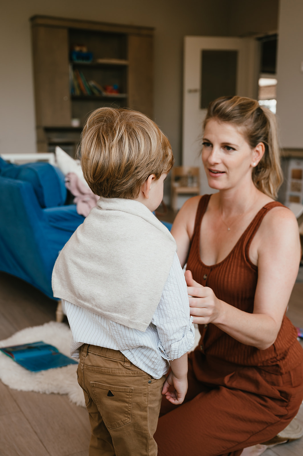 Werken bij CompaNanny kinderopvang aankleden kind door nanny